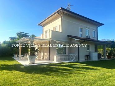 Villa in ottime condizioni con bellissimo giardino in affitto centro Forte dei Marmi