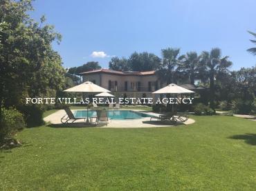 Bellissima villa di nuova costruzione a Forte dei marmi con piscina riscaldata e grande giardino di 3000 mq.