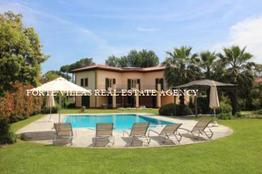 Bellissima villa di nuova costruzione a Forte dei marmi con piscina riscaldata e grande giardino di 3000 mq.