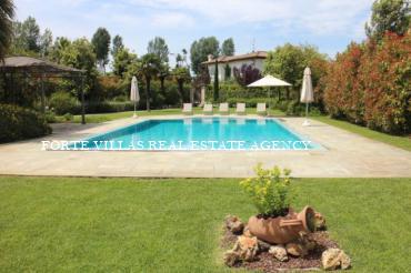 Bellissima villa di nuova costruzione a Forte dei marmi con piscina riscaldata e grande giardino di 3000 mq.