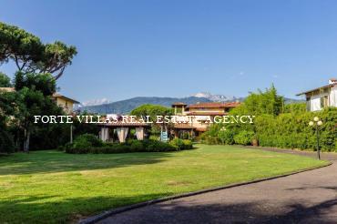 Prestigiosa e spaziosa villa in affitto a Ronchi Marina di Massa con piscina