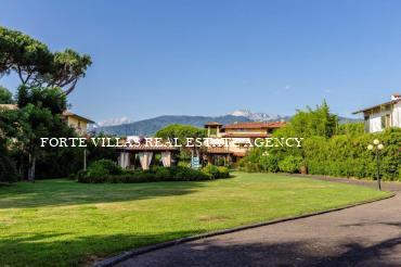 Large villa for rent in Marina di Massa with pool