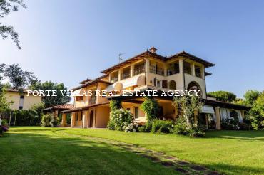 Prestigiosa e spaziosa villa in affitto a Ronchi Marina di Massa con piscina