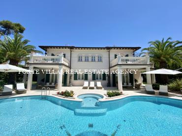 Prestigiosa villa in affitto a Forte dei Marmi.