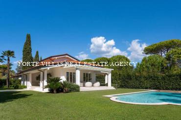 Newly built villa for rent in Forte dei Marmi in the Roma Imperiale area