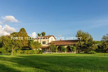 Prestigious historical villa for rent Forte dei Marmi