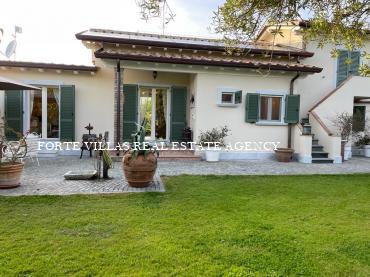 Beautiful villa with swimming pool and a beautiful garden in Forte dei Marmi