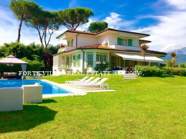 Villa in affitto zona Roma Imperiale Forte dei Marmi con piscina e giardino