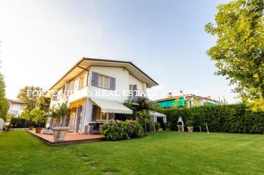 Splendida villa in affitto a Forte dei Marmi con giardino e jacuzzi