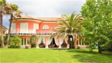 Magnifica villa di lusso in affitto a Forte dei Marmi con giardino grande piscina