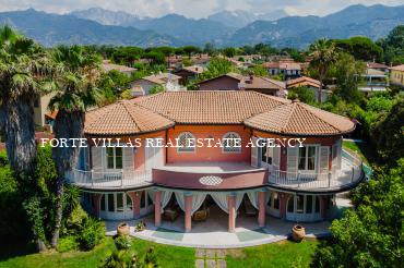 Magnifica villa di lusso in affitto a Forte dei Marmi con giardino grande piscina