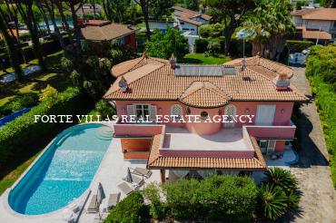 Magnifica villa di lusso in affitto a Forte dei Marmi con giardino grande piscina