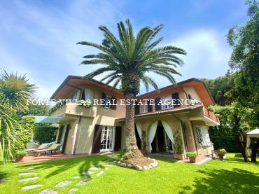 Beautiful restored villa in excellent condition for rent in Forte dei Marmi