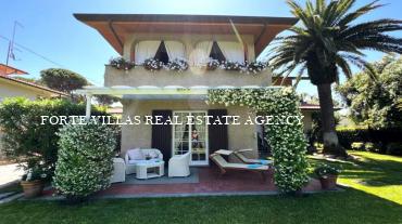 Beautiful restored villa in excellent condition for rent in Forte dei Marmi