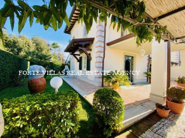 Semi-detached house of new construction for rent in Forte dei Marmi