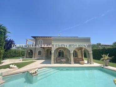 Magnifica villa nuova in affitto a Forte dei Marmi con piscina