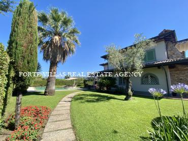 Villa Verde è una delle più belle e prestigiose ville in affitto a Forte dei Marmi 