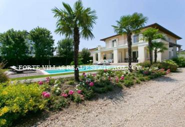  : Villas with swimming pool For rent  Forte dei Marmi