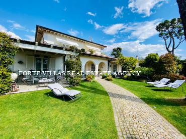 Bella villa in affitto a Forte dei Marmi.