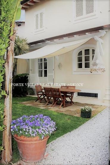 Villa in Forte dei Marmi with a small garden