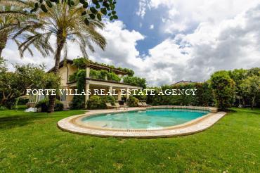 Very elegant villa for rent in Forte dei Marmi