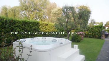 Villa singola con giardino a Forte dei Marmi