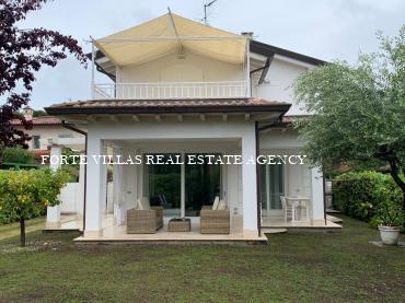 Bella villa a Forte dei Marmi con piccolo giardino