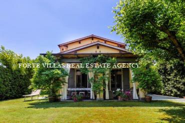 Villa a Forte dei Marmi con giardino
