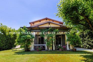 Villa a Forte dei Marmi con giardino