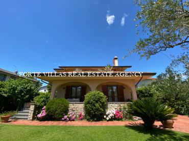 Villa singola in affitto a Forte dei Marmi con giardino