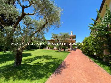 Villa singola in affitto a Forte dei Marmi con giardino