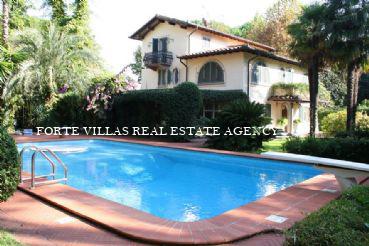 Villa in affitto e vendita a Forte dei Marmi con piscina e giardino