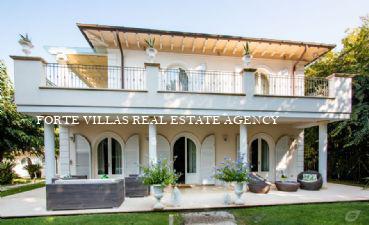 Wonderful villa with pool and well-kept garden, 900 m from the sea in Marina di Pietrasanta