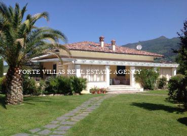 Wonderful villa with pool and garden for rent Forte dei Marmi
