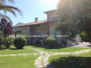 Wonderful villa with large pool and large garden 5 km from Forte dei Marmi