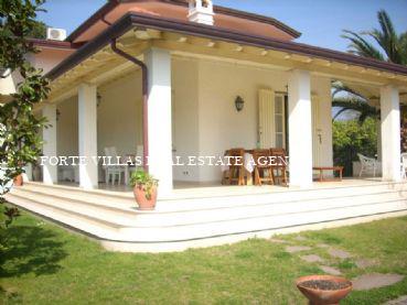 Beautiful semi-detached house of new construction for rent in Forte dei Marmi 