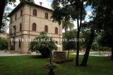 Cozy villa with pool for rent in Forte dei Marmi 200 m from Tuscan sea.