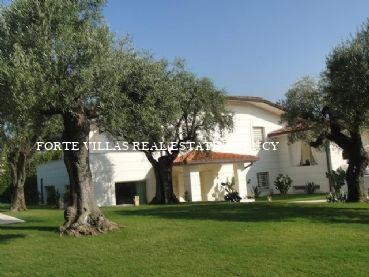 Luxury villa for rent in Forte dei Marmi with swimming pool and garden