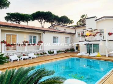 Beautiful villa in Forte dei Marmi with a splendid 3500 sqm garden and three swimming pools
