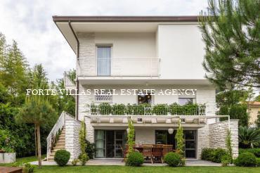 Villa for rent in Forte dei Marmi with a small swimming pool