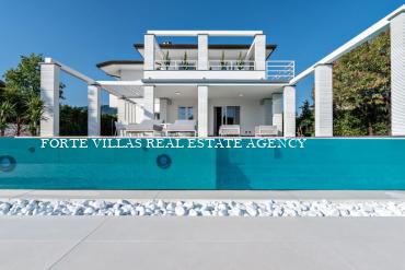 Wonderful luxury villa for rent in Forte dei Marmi with heated pool