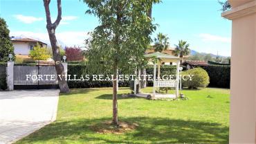 Detached villa for rent in Forte dei Marmi with garden