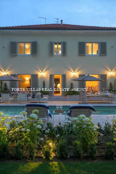 Wonderful villa for rent on the seafront of Forte dei Marmi