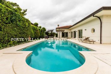 Villa for sale in Forte dei Marmi with swimming pool and garden