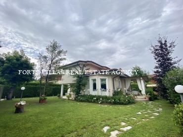 Lovely detached villa with garden located in the central area, about 500 m from the sea.