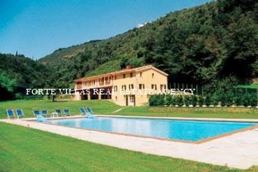 Bellissime Ville immerse nel verde e nei profumi dei fiori di campo, con piscina, carattere Toscano pur mantenendo le comodità contemporanee.