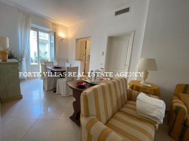 BEAUTIFUL APARTMENT IN THE CENTRE OF FORTE DEI MARMI, 100 M FROM THE SEA. IN EXCELLENT CONDITION.