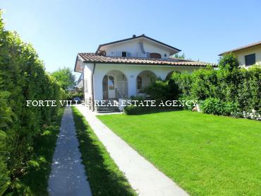 Villa in the centre of Forte dei Marmi, with a beautiful garden and large interior spaces.