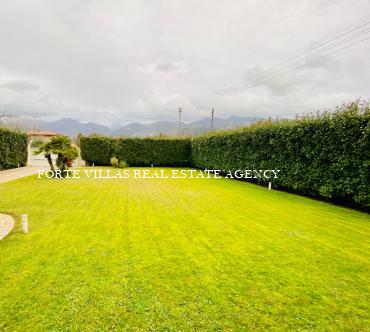 Beautiful property in Pietrasanta, with a building of about 260 square meters and about 1000 square meters of garden