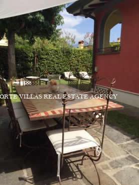 The house is located in a very quiet area, in the famous seaside of Forte dei Marmi, it is in the immediate border with the most exclusive area of Forte dei Marmi, Roma Imperiale.
